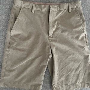 Vineyard Vines performance shorts. Size 18. Excellent condition.